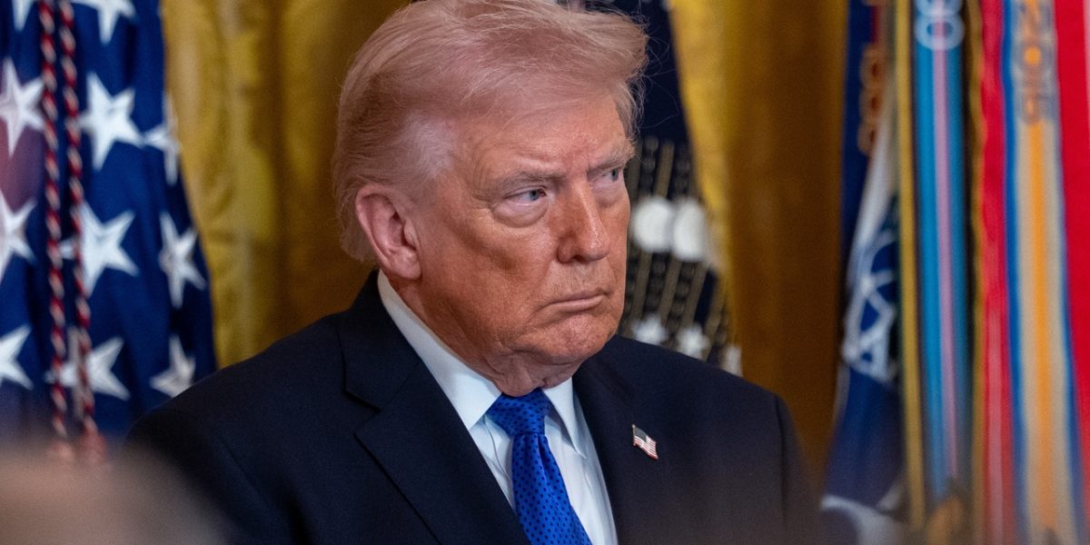 Trump dă undă verde Cupei Mondiale: Agenții ICE, pe „linie moartă” Evenimentul sportiv al anului, Cupa Mondială, găzduită în această vară de Statele Unite, va beneficia de o abordare relaxată din partea agenților federali de imigrație