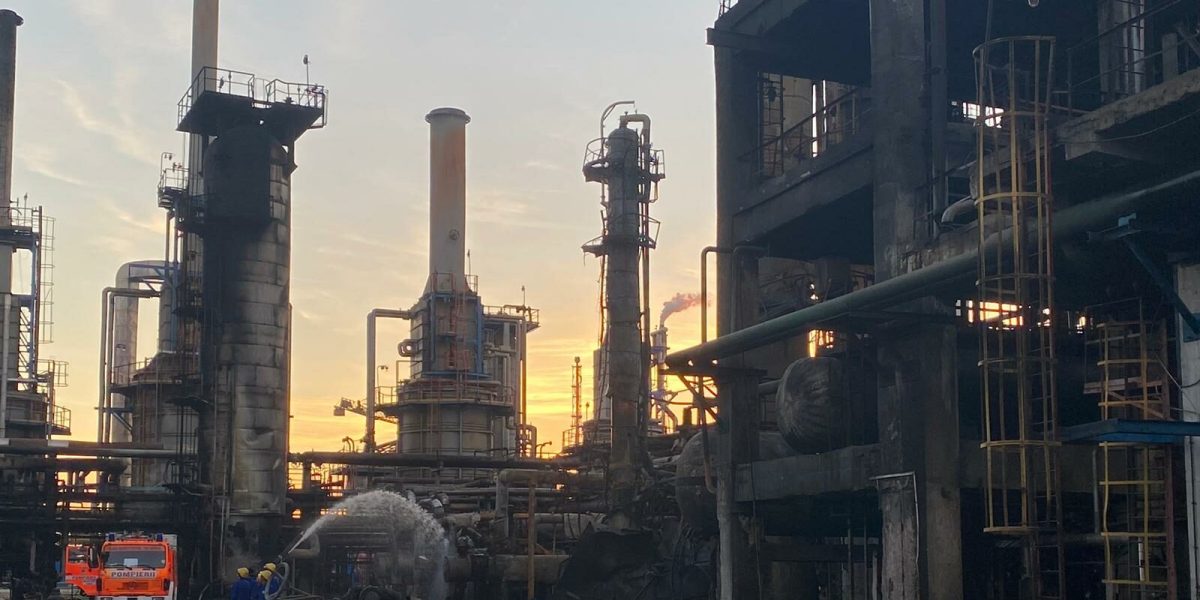 Reviziile tehnologice la Petromidia și Vega, finalizate: Rafinăriile revin la capacitatea optimă Rafinăriile Petromidia Năvodari și Vega Ploiești au încheiat revizia planificată, urmând să revină în zilele următoare la capacitatea maximă de producție, conform unui comunicat al Rompetrol Rafinare