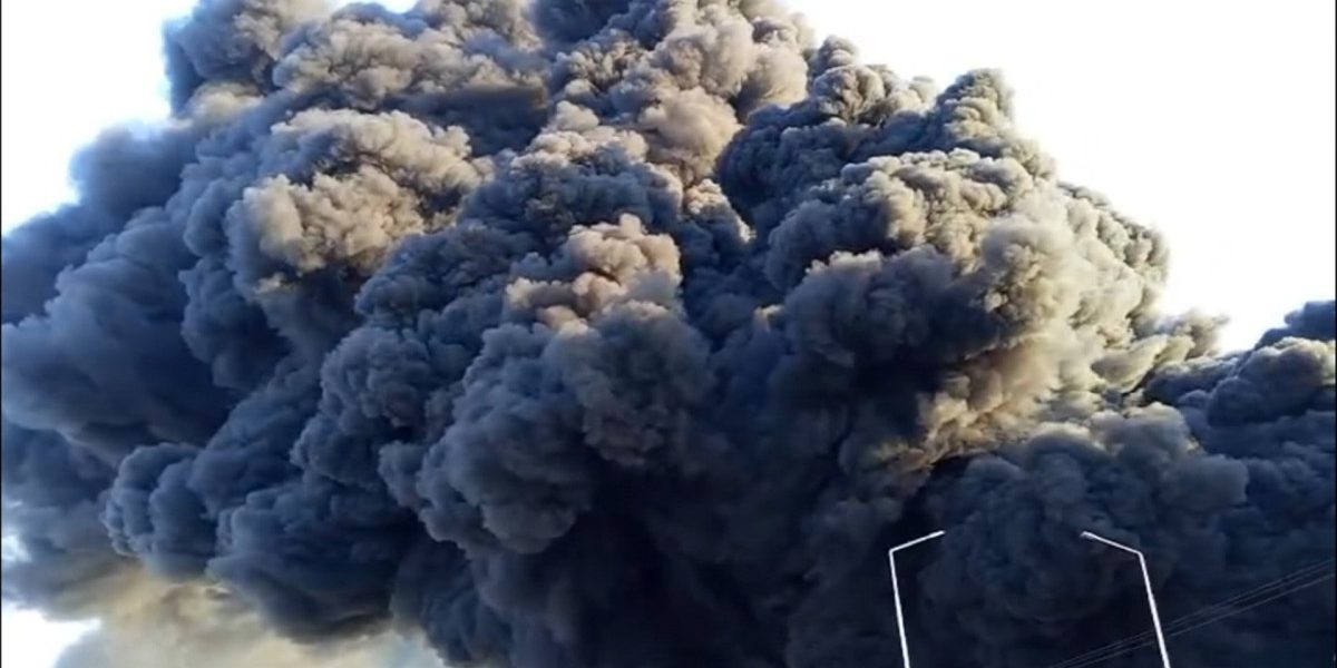 Incendiu puternic la o fabrică de polistiren din Arad. A fost emis mesaj RO-Alert din cauza fumului dens