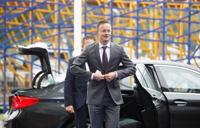 Tensiuni majore între Ungaria și Ucraina, pe fondul blocării fondurilor europene Ministrul de externe ungar, Peter Szijjarto, a acuzat Ucraina de șantaj, după ce președintele Volodimir Zelenski ar fi amenințat cu o acțiune militară împotriva premierului ungar Viktor Orban