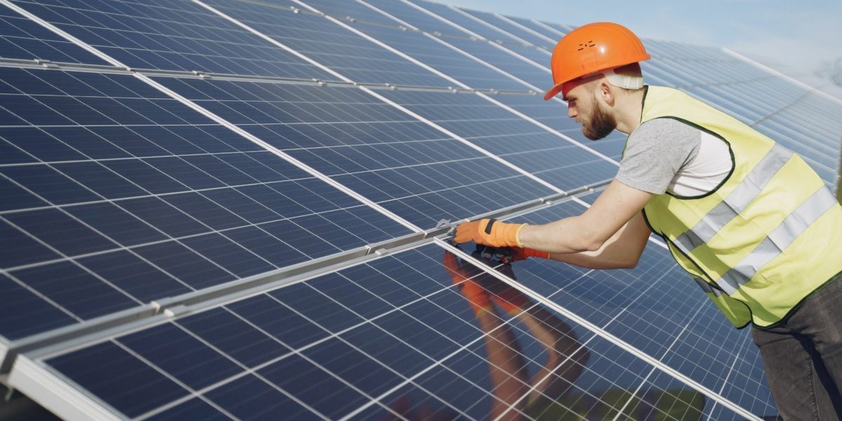 Criza energetică europeană: Războiul din Orientul Mijlociu accelerează tranziția spre surse regenerabile Creșterea vertiginoasă a prețurilor la petrol și gaze, exacerbata de tensiunile din Orientul Mijlociu, determină o schimbare majoră în preferințele europenilor