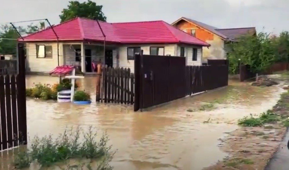 Inundații în Vrancea: Zeci de persoane evacuate și peste 160 refuză ajutorul autorităților Noaptea de duminică spre luni a adus evacuări preventive și autoevacuări în județul Vrancea, pe fondul condițiilor meteorologice nefavorabile și a riscului de inundații