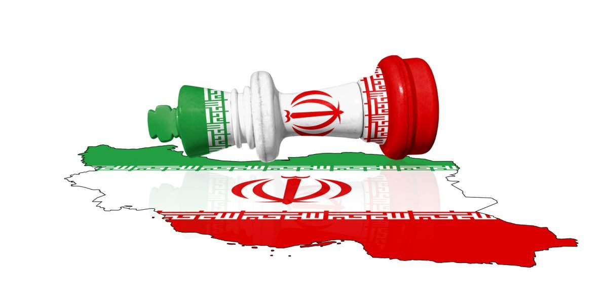 Reformulează acest titlu în stil jurnalistic românesc, 55-70 caractere, informativ și direct. Fără clișee sau formule introductive. Titlu: Tensiunile escaladează în Orientul Mijlociu. Iranul susține că SUA și Israel au pornit un război împotriva musulmanilor și cere răzbunare