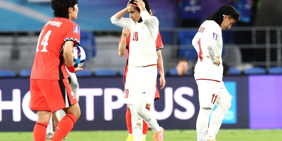 Gest de protest pe fondul tensiunilor din iran: fotbalistele au refuzat imnul național Naționala feminină de fotbal a Iranului a refuzat să intoneze imnul național înaintea meciului cu Coreea de Sud, pierdut cu scorul de 3-0