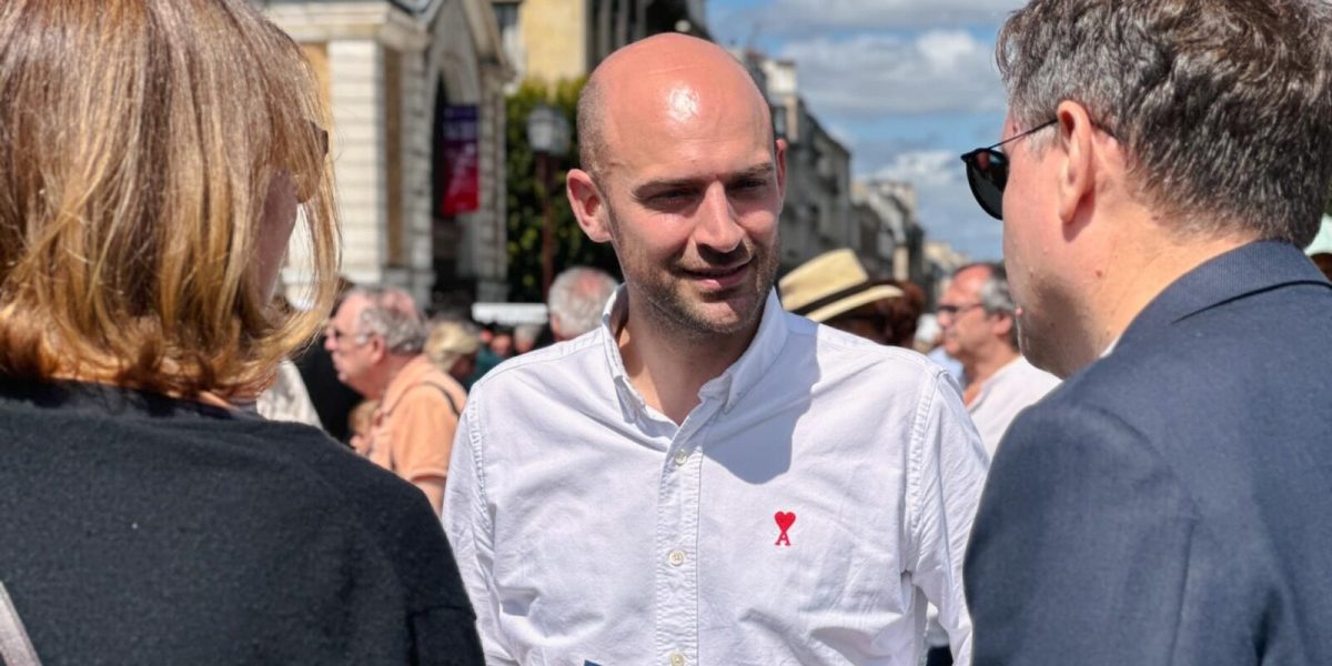 Ministrul francez de Externe condamnă îndepărtarea steagurilor UE de către primarii de extremă dreapta Parisul este scena unei dispute politice aprinse, generată de o decizie controversată luată de primarii nou aleși din rândul partidului de extremă dreapta Rassemblement National (RN)