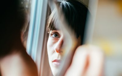 Depresia în România: Sistemul de sănătate luptă cu un număr mare de pacienți Problemele de sănătate mintală sunt o preocupare majoră la nivel global, iar România se confruntă cu dificultăți în gestionarea numărului mare de cazuri, chiar dacă statisticile arată că un număr semnificativ de oameni suferă de depresie