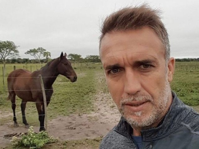Batistuta, ”Batigol” care a renunțat la fotbal pentru agricultură Gabriel Batistuta, fostul mare atacant al Argentinei, a lăsat în urmă gloria terenului de fotbal și s-a dedicat cu succes agriculturii