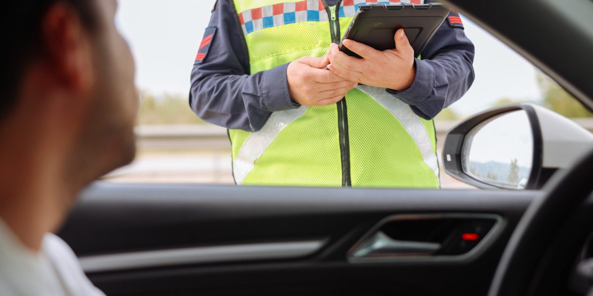 Amenzi usturătoare pentru cei care nu poartă centura de siguranță: ce spune poliția rutieră Purtarea centurii de siguranță este obligatorie prin lege, dar mulți șoferi și pasageri ignoră această regulă esențială pentru siguranța rutieră