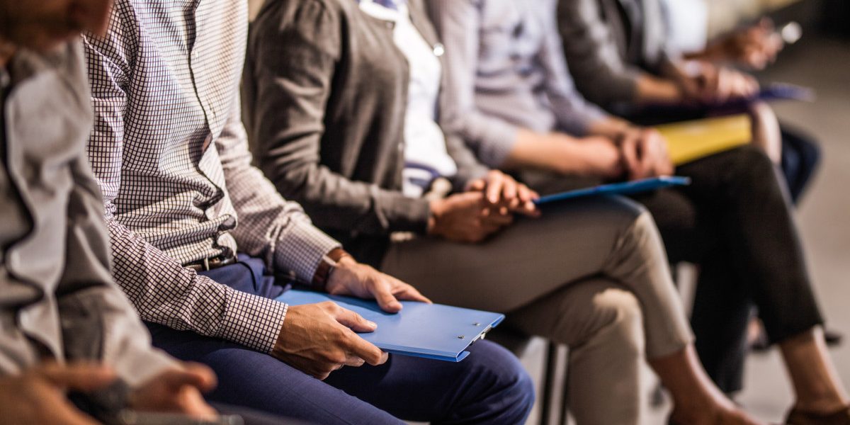 Guvernul introduce o primă de stabilitate pentru tinerii angajați pentru prima dată Guvernul a aprobat o ordonanță de urgență care prevede o serie de măsuri menite să sprijine tinerii aflați la prima angajare și să faciliteze reintegrarea pe piața muncii a persoanelor vulnerabile