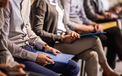 Guvernul introduce o primă de stabilitate pentru tinerii angajați pentru prima dată Guvernul a aprobat o ordonanță de urgență care prevede o serie de măsuri menite să sprijine tinerii aflați la prima angajare și să faciliteze reintegrarea pe piața muncii a persoanelor vulnerabile