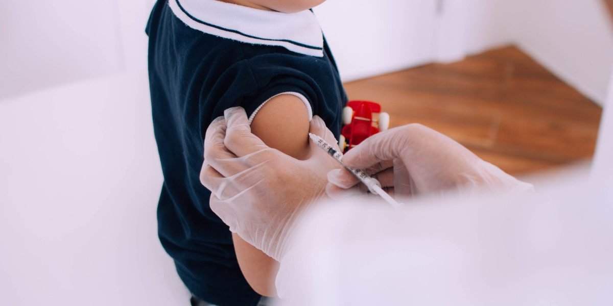 Ucraina, în război, vaccinează mai mult decât România