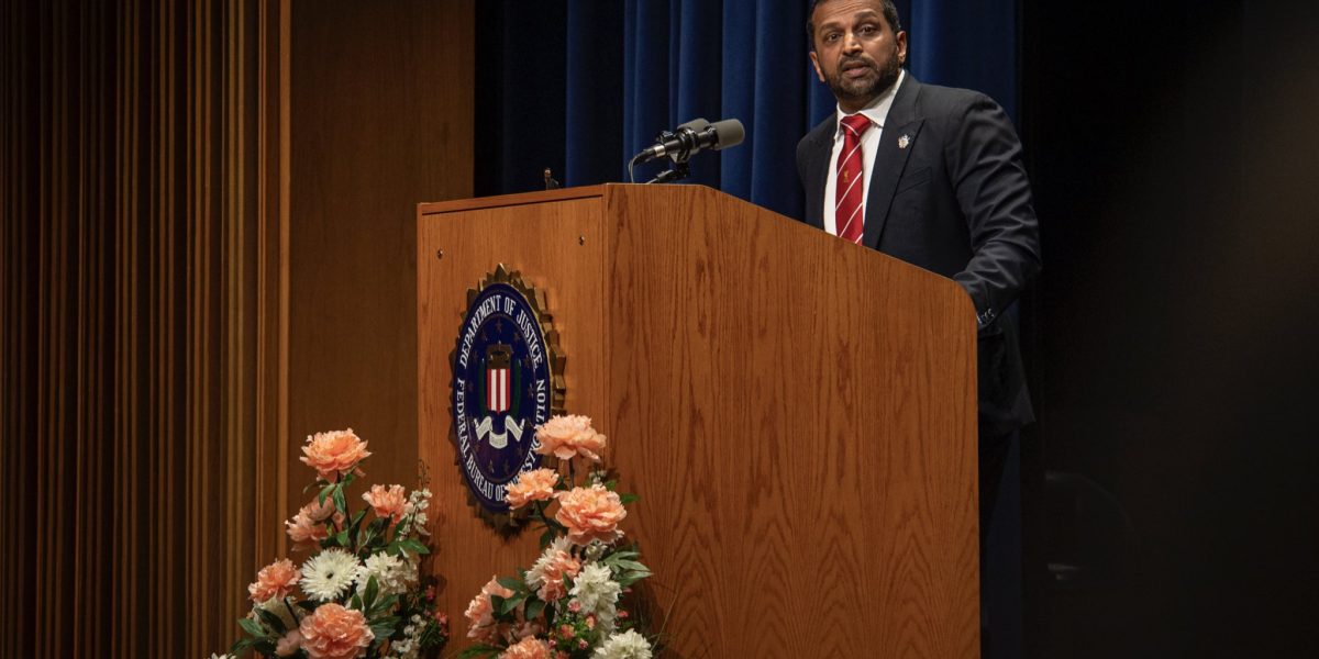 Directorul FBI, victima unui atac cibernetic atribuit Iranului Un atac informatic atribuit unui grup de hackeri cu legături cu Iranul a vizat căsuța de e-mail personală a directorului FBI, Kash Patel