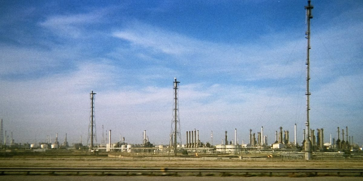 Kuwait Petroleum își adaptează producția de petrol în urma unor măsuri de precauție Compania petrolieră națională din Kuwait, KPC (Kuwait Petroleum Corporation), a anunțat recent ajustări ale producției de petrol, ca parte a unei strategii de gestionare a riscurilor
