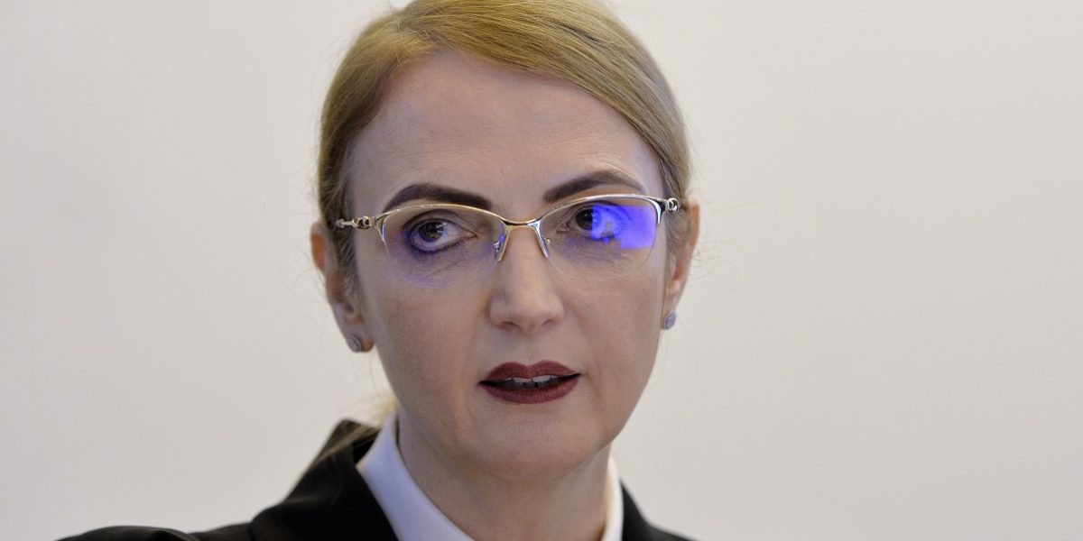 Nouă amânare în dosarul Digi-Mitică Dragomir: Judecătorii, recuzați din nou Un nou episod în complexa telenovelă a dosarului de corupție Digi-Mitică Dragomir, deschis împotriva unor persoane influente, a dus la o nouă amânare a procesului