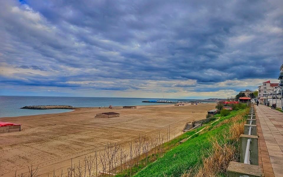 Președintele contestă la CCR o lege privind utilizarea plajelor Președintele României a sesizat Curtea Constituțională cu privire la neconstituționalitatea unei legi care modifică reglementările privind utilizarea plajelor de la Marea Neagră