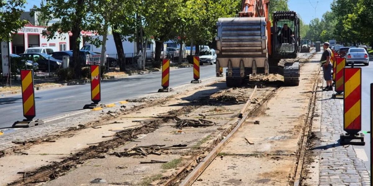 Reabilitarea liniilor de tramvai din București începe cu Dimitrie Pompeiu Administrația locală demarează lucrări majore de reabilitare a liniilor de tramvai din București, începând de mâine, 16 martie, pe o porțiune de aproximativ șase kilometri, pe traseul Bd