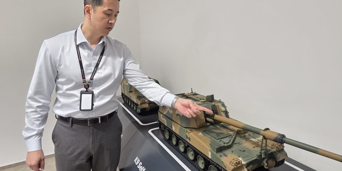 Hanwha Aerospace își extinde amprenta în România: O fabrică strategică la Petrești O nouă fabrică a Hanwha Aerospace, un important jucător din industria de apărare, a fost inaugurată la Petrești, județul Dâmbovița, reprezentând o investiție semnificativă pentru România