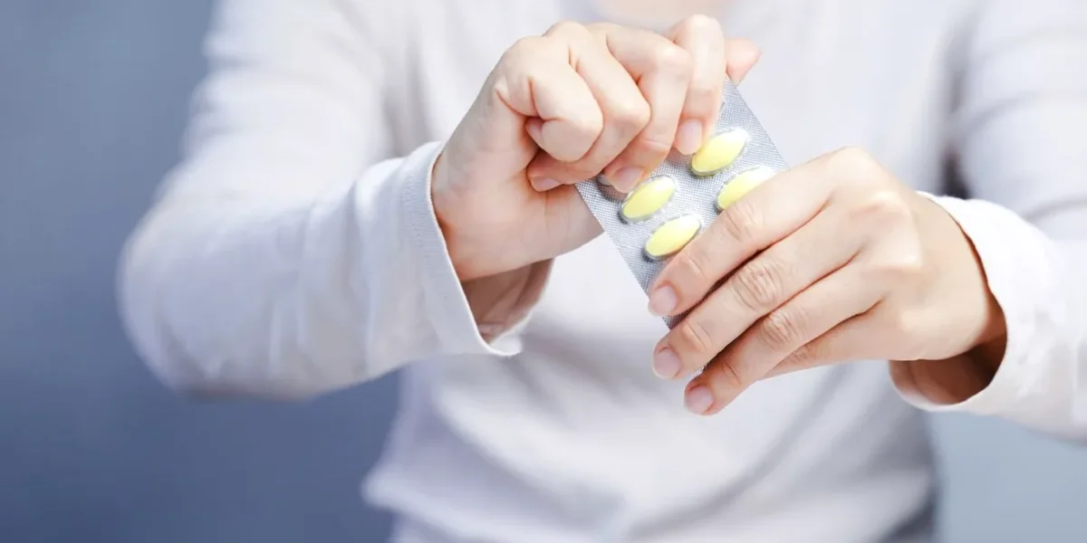 Lista medicamentelor gratuite și compensate, actualizată: Pacienții cu afecțiuni grave primesc acces la tratamente moderne Ministerul Sănătății a actualizat lista medicamentelor gratuite și compensate, o măsură care va facilita accesul pacienților la terapii moderne și, în unele cazuri, le va reduce semnificativ costurile de tratament