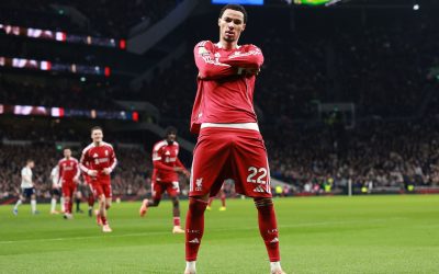 Liverpool și Tottenham se confruntă într-un meci crucial din Premier League Liverpool primește vizita lui Tottenham Hotspur duminică, de la ora 18:30, pe Anfield