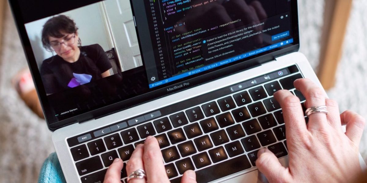 Asia de Sud-Est, în eforturi de conservare a energiei din cauza creșterii prețurilor la petrol Guvernele din Asia de Sud-Est implementează măsuri urgente, inclusiv munca de acasă și alte restricții, pentru a face față creșterii prețurilor la petrol, alimentată de războiul din Iran