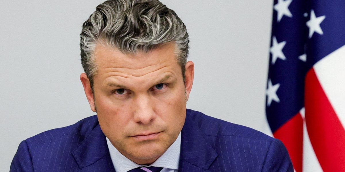 Secretarul american al Apărării, Pete Hegseth, a convocat pentru o discuție urgentă CEO-ul Anthropic, Dario Amodei, din cauza refuzului companiei de a permite anumite utilizări ale inteligenței artificiale dezvoltate de aceasta