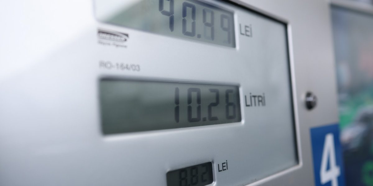 Limitarea adaosului comercial la carburanți, o măsură cu efecte incerte București – Guvernul va adopta, marți, o ordonanță de urgență pentru a declara stare de criză pe piața petrolieră