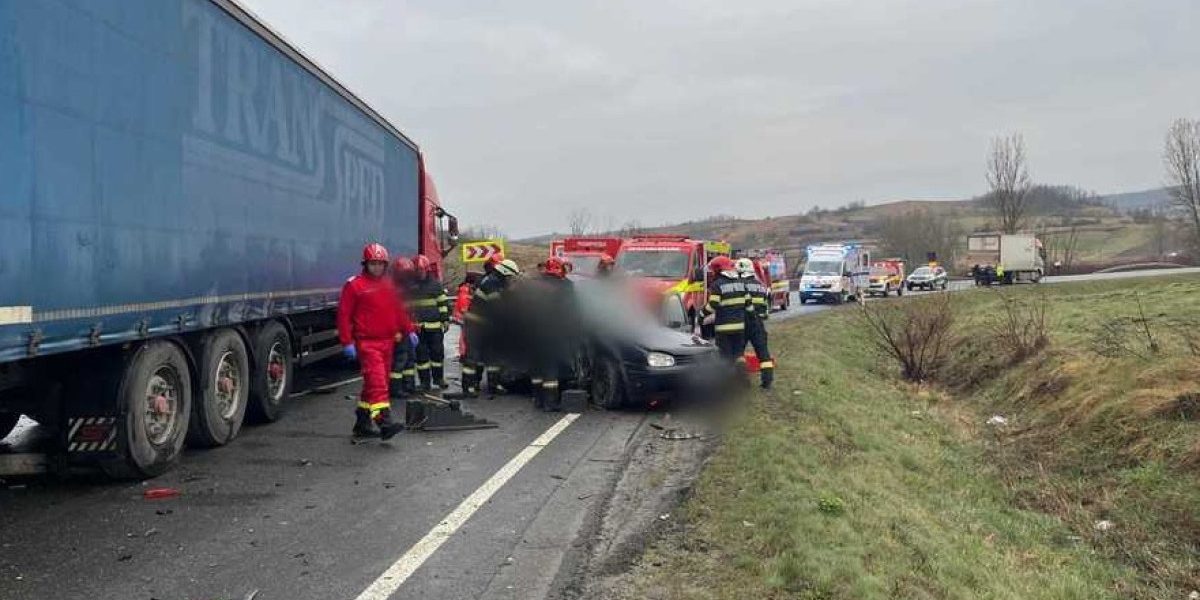 Accident grav în Cluj: Cinci morți și trafic blocat pe DN 1F Un accident rutier de o gravitate extremă a avut loc luni dimineață în județul Cluj, în zona localității Sânpaul