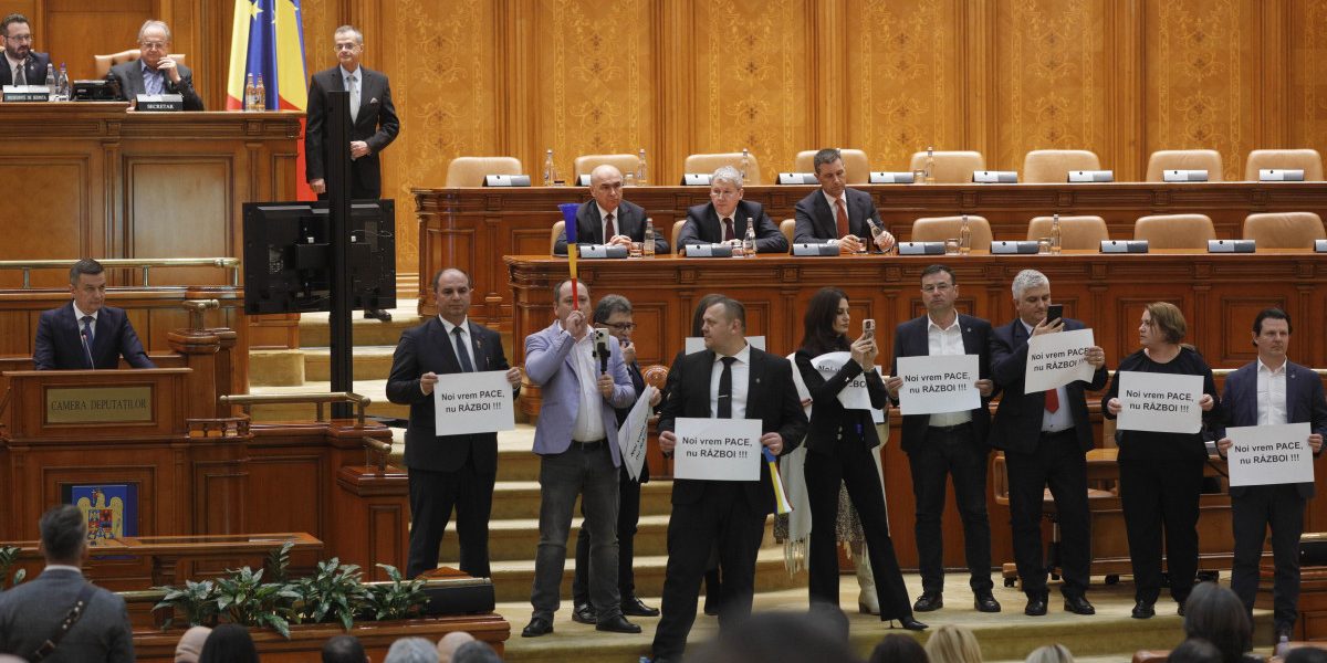 Sancțiuni pentru parlamentarii implicați în scandalul din plen Trei parlamentari au primit sancțiuni pentru comportamentul avut în timpul dezbaterii din plenul reunit privind cererea Statelor Unite ale Americii de a trimite noi forțe în România