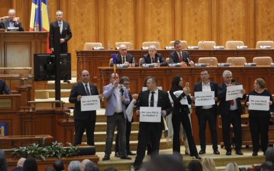 Sancțiuni pentru parlamentarii implicați în scandalul din plen Trei parlamentari au primit sancțiuni pentru comportamentul avut în timpul dezbaterii din plenul reunit privind cererea Statelor Unite ale Americii de a trimite noi forțe în România