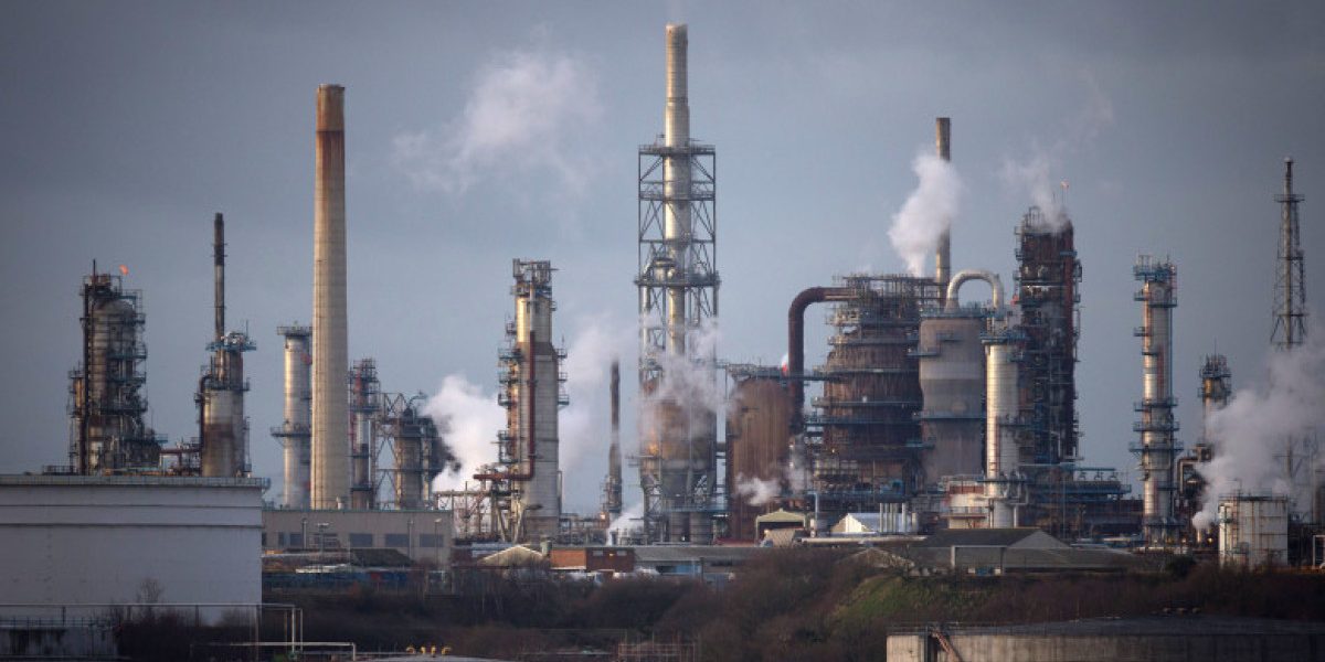 Aprovizionarea cu combustibil, asigurată: România nu depinde de rafinăria saudită afectată de război Ministrul Energiei, Bogdan Ivan, a declarat luni, la Digi24, că România nu se confruntă cu probleme de aprovizionare cu combustibil, în ciuda conflictului din Orientul Mijlociu