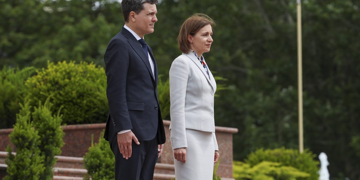 Opoziția față de unirea Republicii Moldova cu România, mai pronunțată decât susținerea, arată un sondaj de opinie Un nou sondaj de opinie realizat în Republica Moldova indică faptul că un număr mai mare de cetățeni se opun unirii cu România, comparativ cu cei care o susțin