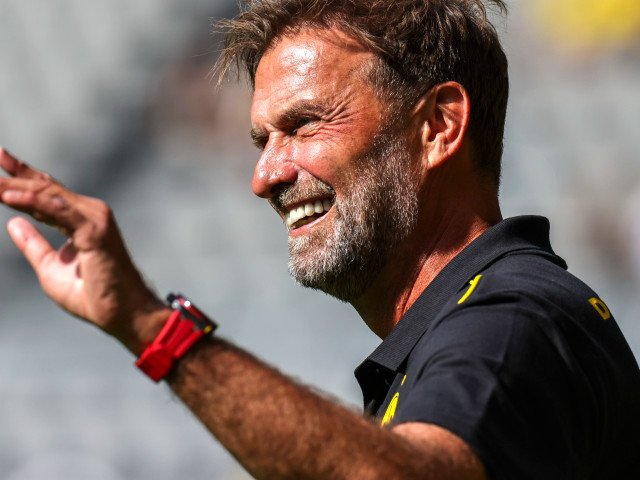 Klopp, pe banca lui Real Madrid din vară? Germanul neagă vehement Zvonurile despre o preluare a lui Jurgen Klopp la Real Madrid au luat amploare în ultimele luni, alimentate de speculații legate de viitorul tehnicianului german, liber de contract după despărțirea de Liverpool