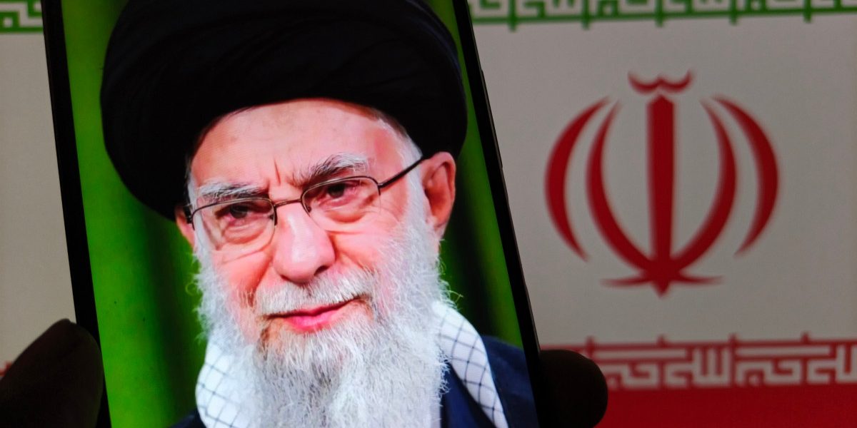 Atac cibernetic asupra unei aplicații de rugăciuni din Iran: mesaje anti-regim O aplicație populară de rugăciuni din Iran, descărcată de peste cinci milioane de utilizatori pe platformele Android și iPhone, a fost spartă, iar atacatorii au trimis mesaje instigatoare la dezerare