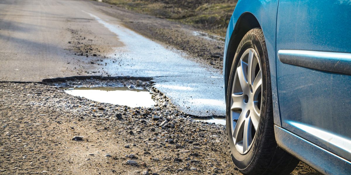 Avarierea mașinii din cauza gropilor: Cum obții despăgubiri și care sunt pașii de urmat Gropile de pe drumurile publice reprezintă un pericol constant pentru șoferi, provocând avarii serioase la autovehicule și, uneori, chiar accidente