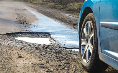 Avarierea mașinii din cauza gropilor: Cum obții despăgubiri și care sunt pașii de urmat Gropile de pe drumurile publice reprezintă un pericol constant pentru șoferi, provocând avarii serioase la autovehicule și, uneori, chiar accidente