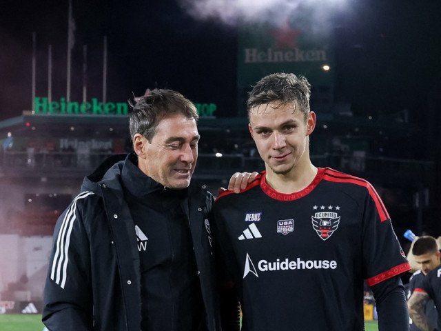 Louis Munteanu, posibil titular în meciul DC United cu Inter Miami Atacantul român Louis Munteanu ar putea debuta ca titular în tricoul echipei DC United în meciul cu Inter Miami, unde evoluează starul argentinian Lionel Messi