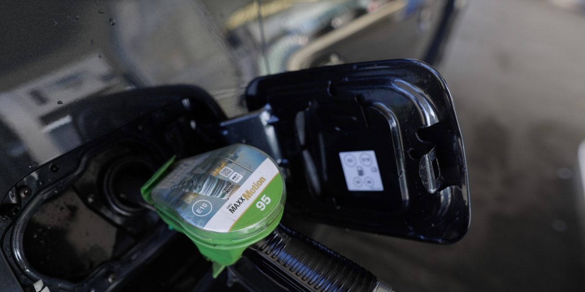 Prețurile carburanților continuă să crească: OMV Petrom a aplicat a doua majorare în două zile Prețurile la benzină și motorină continuă să crească în România, pe fondul tensiunilor din Orientul Mijlociu