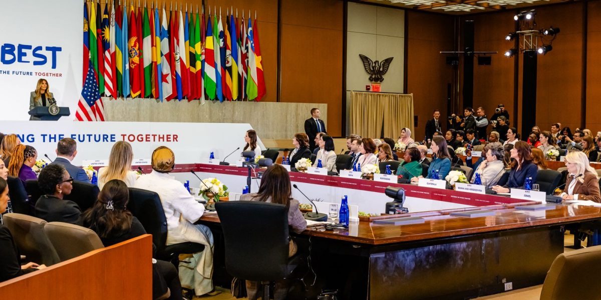 Mirabela Grădinaru participă la summitul global pentru educație digitală, alături de Melania Trump Mirabela Grădinaru, partenera de viață a primarului general al Capitalei, Nicușor Dan, a fost prezentă la summitul inaugural al unei coaliții globale dedicată educației digitale a copiilor