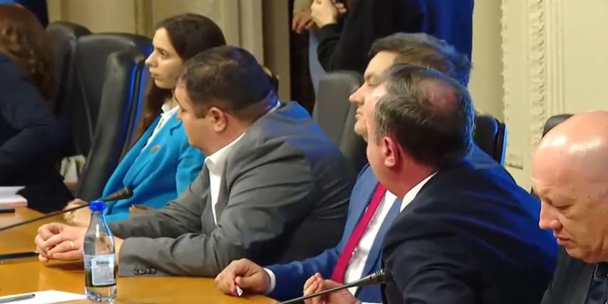 Adrian Câciu, reclamat la CNCD după afirmațiile xenofobe din Parlament Deputatul USR Iulian Lorincz a sesizat Consiliul Naţional pentru Combaterea Discriminării (CNCD) după ce Adrian Câciu, deputat PSD, a avut un schimb de replici aprinse cu un parlamentar UDMR