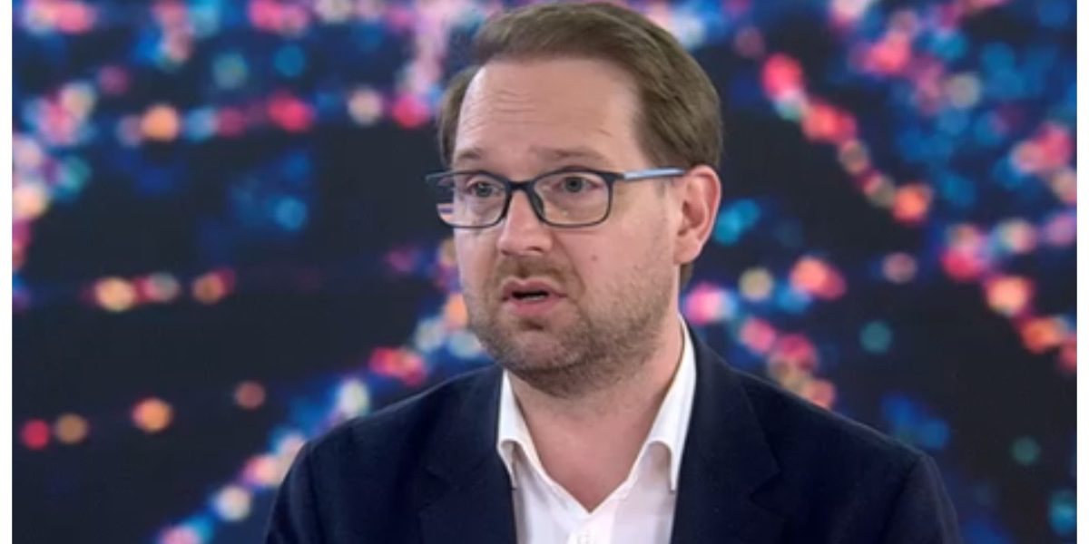 Fritz acuză PSD că vrea pachet social amplu, fără să spună de unde ia banii Președintele USR, Dominic Fritz, a criticat dur intențiile PSD în privința pachetului de ajutoare sociale, acuzând social-democrații că doresc „ori totul, ori nimic”, fără a specifica sursele de finanțare