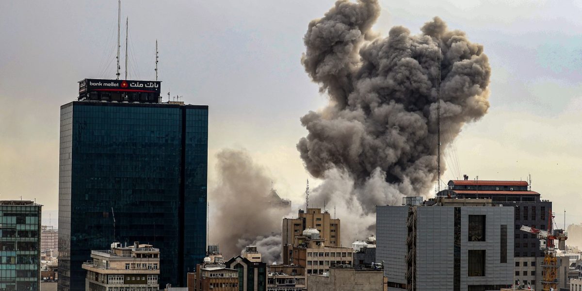 Iranul atacă Golful Persic: Escaladarea conflictului și implicațiile regionale Iranul a lansat atacuri masive cu rachete balistice și drone asupra Israelului și a unor state din Golf, inclusiv Emiratele Arabe Unite, Arabia Saudită, Oman, Bahrain, Kuweit și Qatar