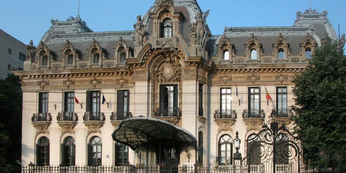 Patrimoniul Muzeului Enescu, sub lupa Ministerului Culturii: Verificări și investigații Ministrul Culturii, Andras Demeter, a asigurat publicul că obiectele de patrimoniu de la Muzeul Național „George Enescu” sunt păstrate în siguranță