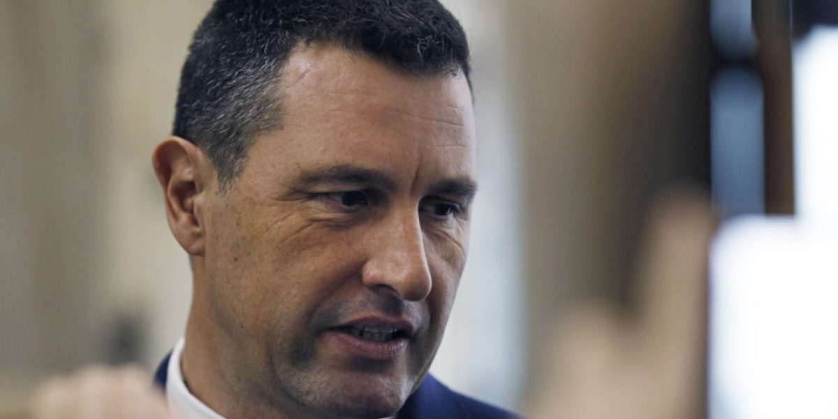 Tanczos Barna: Obiectivul de deficit bugetar, greu de atins din cauza crizelor globale Vicepremierul Ungariei, Tanczos Barna, a declarat marți seară, la TVR Info, că România ar putea avea dificultăți în a respecta ținta de deficit bugetar de 6,2% asumată în fața Comisiei Europene