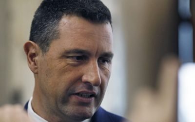 Tanczos Barna: Obiectivul de deficit bugetar, greu de atins din cauza crizelor globale Vicepremierul Ungariei, Tanczos Barna, a declarat marți seară, la TVR Info, că România ar putea avea dificultăți în a respecta ținta de deficit bugetar de 6,2% asumată în fața Comisiei Europene