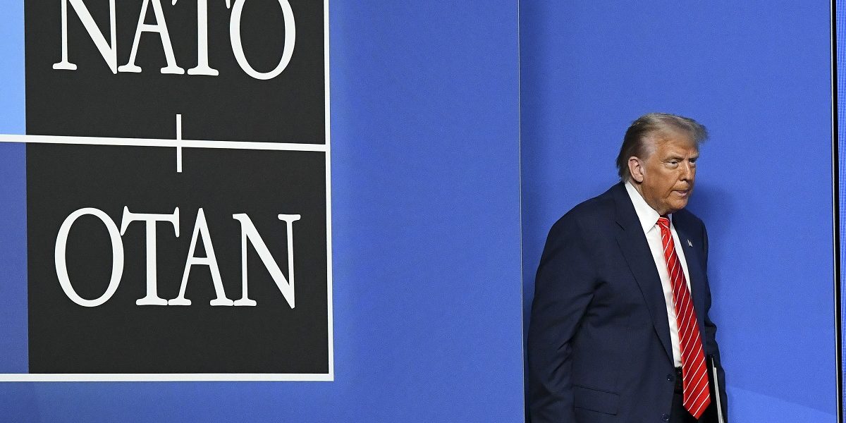 Trump amenință NATO: Statele Unite ar putea să nu mai intervină în apărarea aliaților Fostul președinte american Donald Trump a reiterat vineri criticile la adresa NATO, sugerând că Statele Unite ar putea să nu mai intervină în apărarea aliaților în cazul unui atac