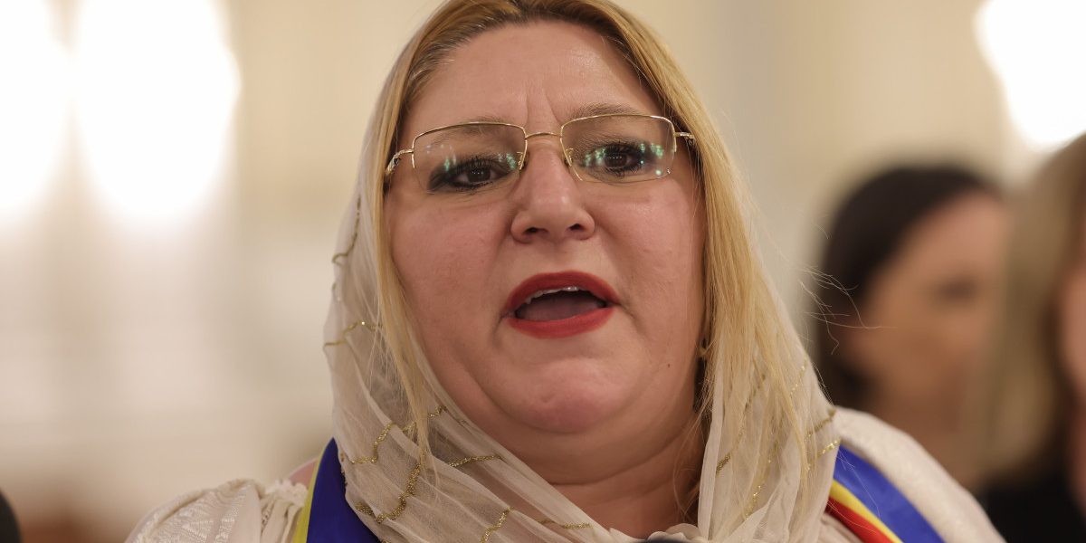 Șoșoacă felicită de 8 martie cu poza lui Putin, controversă