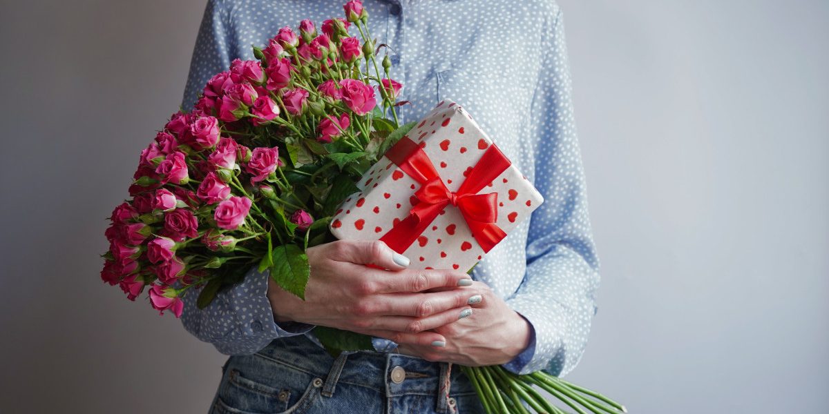 Idei de cadouri pentru 8 martie 2026: Cum să surprinzi femeile speciale din viața ta Bucurie, emoție și recunoștință