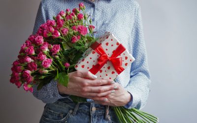 Idei de cadouri pentru 8 martie 2026: Cum să surprinzi femeile speciale din viața ta Bucurie, emoție și recunoștință