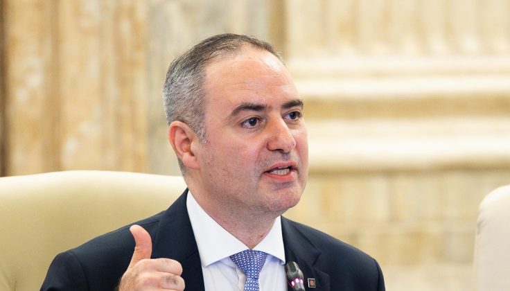 Ministrul Finanțelor, Alexandru Nazare, implicat într-un accident rutier în București Ministrul Finanțelor, Alexandru Nazare, a fost implicat sâmbătă într-un accident rutier în Sectorul 1 al Capitalei