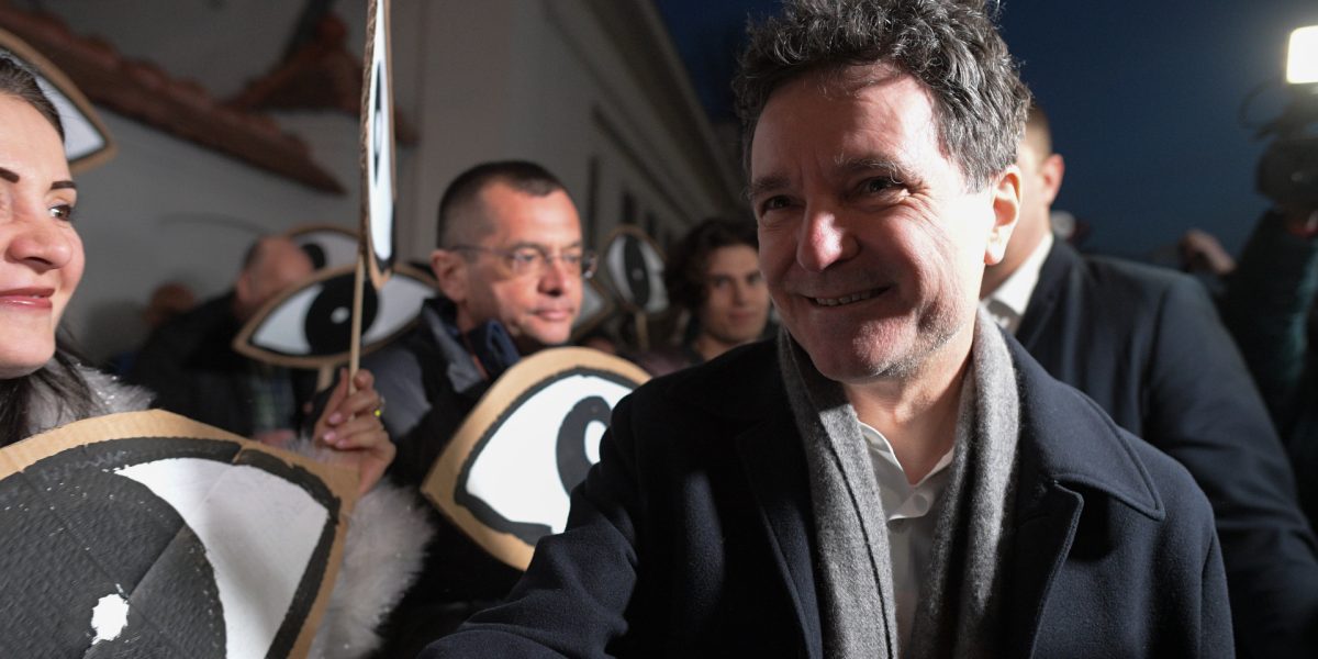 Proteste la Cotroceni pe tema numirilor în fruntea parchetelor Zeci de persoane s-au adunat, joi, în fața Palatului Cotroceni pentru a protesta față de propunerile pentru șefia marilor parchete